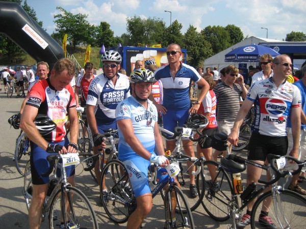 Am 27.07.08 um 07.00 Uhr haben wir 5 (Klaus Richter, Stefan Ponkratz, Oli Haberer, Robert Obletzhauser und ich) die kleine Arberrunde mit 175 Kilometer und 2200 Höhenmeter in Angriff genommen.